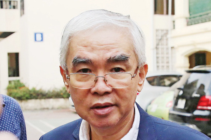 Chủ tịch VFF Lê Hùng Dũng trả lời báo chí sau cuộc làm việc với Thứ trưởng Bộ VHTTDL Lê Khánh Hải về công tác chuẩn bị tổ chức đại hội VFF khoá 8. Ảnh: Minh Châu.