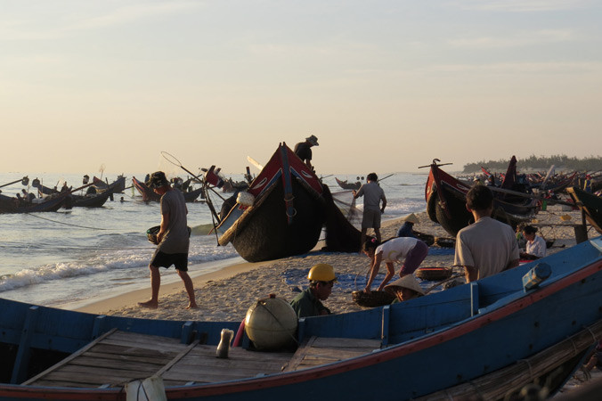Bến cá của Ngư Thủy Nam vẫn tấp nập trong những ngày đông giá.