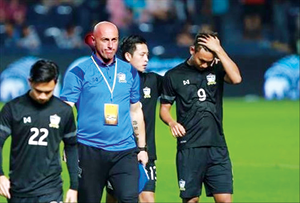 HLV Jankovic (áo xanh) từ chức vị trí HLV trưởng U23 Thái Lan. Ảnh: GETTYIMAGES.