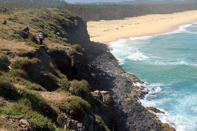 Bãi Xép hội tụ nhiều yếu tố về cảnh quan níu chân du khách.
