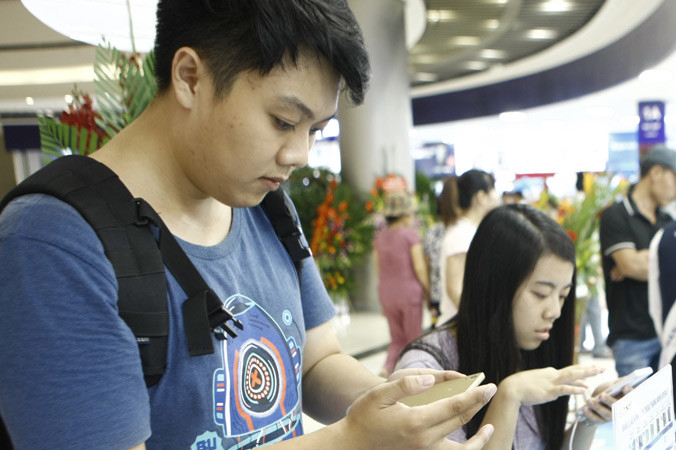 Với chiếc điện thoại thông minh, học sinh chỉ biết cắm cúi lướt mạng xã hội, lơ là học tập, sống ảo và không ít bạn đã bị mắc chứng trầm cảm nặng. Ảnh:Như Ý.