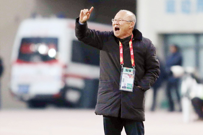 HLV Park Hang Seo đã truyền được ngọn lửa nhiệt huyết và quả cảm vào lối chơi của các cầu thủ U23 Việt Nam. Ảnh: Hữu Phạm.