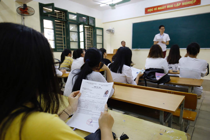 Thí sinh làm thủ tục nhập phòng thi tại trường THPT Trần Hưng Đạo, Hà Nội. Ảnh: Như Ý.