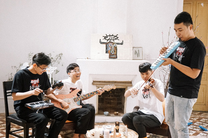 Là một ban nhạc indie, các thành viên của Ngọt đều tự kiêm nhiệm nhiều vai trò trong nhóm.