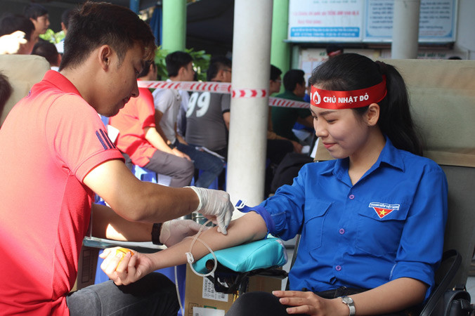 Người đẹp áo dài - Top 10 Hoa hậu Việt Nam 2014 Nguyễn Huỳnh Trúc Mai hiến máu. Ảnh: Hòa Hội.