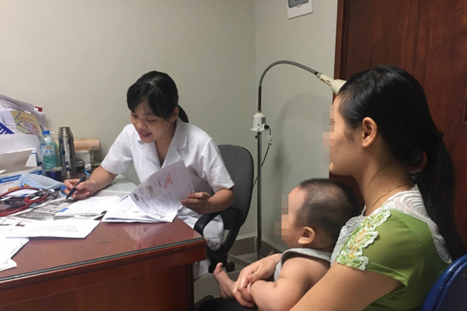 Bác sĩ khám cho bệnh nhi mắc bệnh suy giảm miễn dịch bẩm sinh.