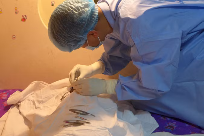 Giám đốc Ngân hàng Mắt (Bệnh viện Mắt T.Ư) Nguyễn Hữu Hoàng đang lấy giác mạc của bé H.A.