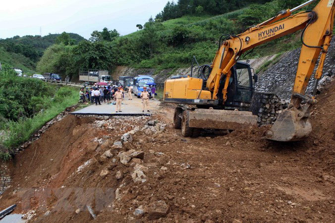Khắc phục đường sạt lở do mưa lũ tại huyện Tân Uyên (Lai Châu). Ảnh: TTXVN.