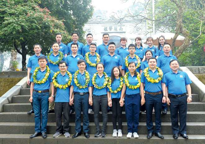 Các gương mặt trẻ Việt Nam tiêu biểu 2017 (đeo hoa) là những đại diện cho khát vọng, hoài bão lớn của thế hệ trẻ hiện nay. Ảnh: Xuân Tùng