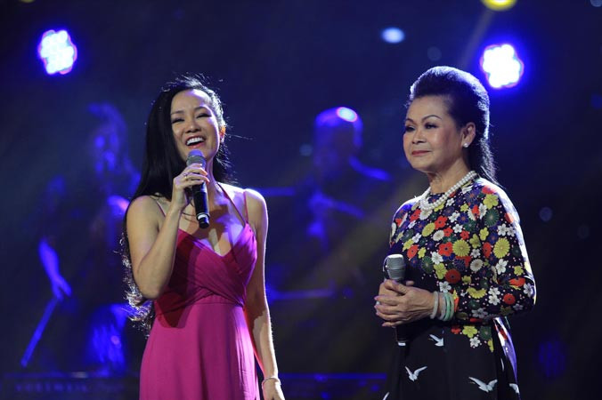 Khánh Ly và Hồng Nhung song ca Nắng thủy tinh​. Ảnh: N.M.Hà.