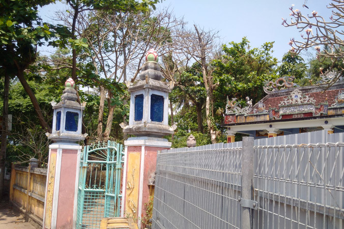 Miếu Bà Liễu Hạnh làng Nam Ô hiện đang bị quây trong hàng rào sắt của dự án chờ giải tỏa lấy đất làm biệt thự. Ảnh: Trần Tuấn.