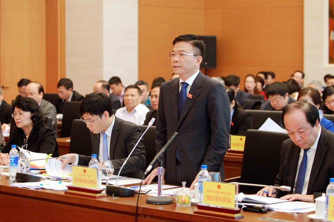 Bộ trưởng Bộ Tư pháp Lê Thành Long trả lời chất vấn ĐB Nguyễn Ngọc Phương (Quảng Bình)​. Ảnh: TTXVN.
