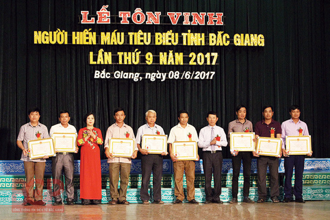 Ông Lê Văn Phùng (thứ 5 từ trái sang) thay mặt dòng họ Lê trong Lễ tôn vinh tập thể, cá nhân, dòng họ tiêu biểu toàn tỉnh Bắc Giang.