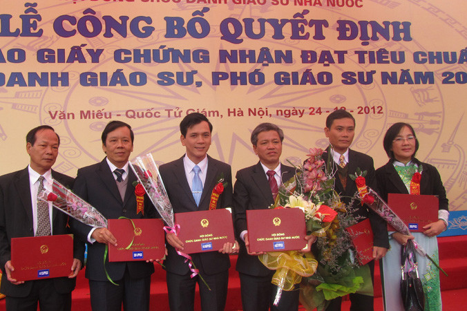 Lễ công bố quyết định đặt tiêu chuẩn Giáo sư, Phó giáo sư tại Văn Miếu Quốc Tử Giám, Hà Nội. (ảnh minh họa)