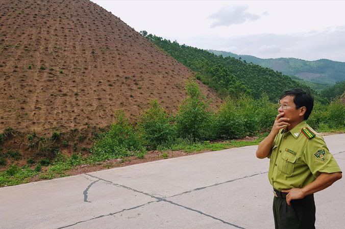 Ông Phạm Văn Triển, Hạt trưởng Hạt Kiểm lâm Đông Triều vào tận nơi rừng phòng hộ bị chặt phá.