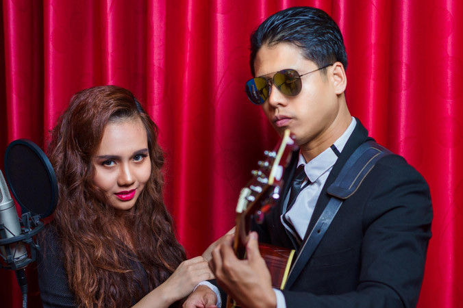 Sa Huỳnh bên ông xã kiêm nhà sản xuất Duy Hùng. Ảnh: Tuấn Lê.