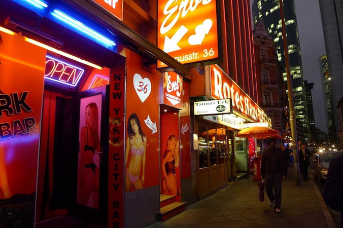 Khu phố đèn đỏ ở Frankfurt (Đức). Ảnh: Playbuzz.