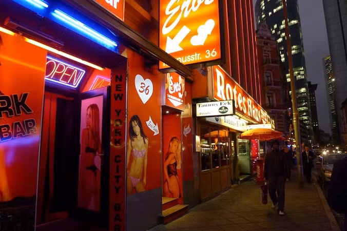 Khu phố đèn đỏ ở Frankfurt (Đức). Ảnh: Playbuzz.
