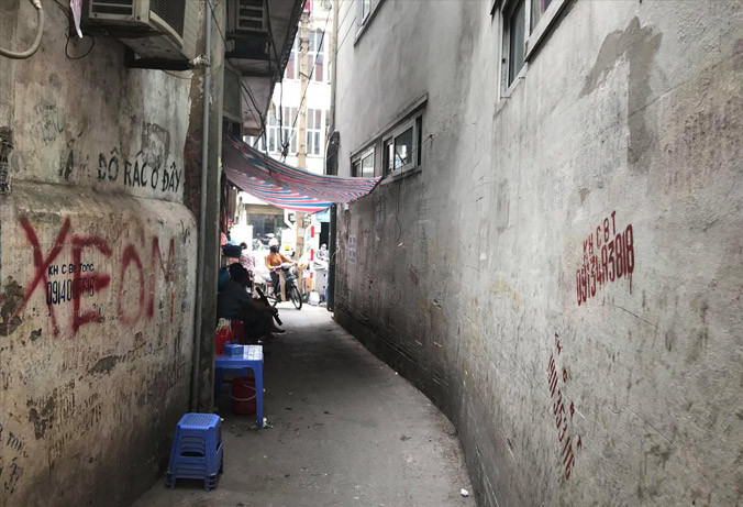 Ngõ vào, bãi gửi xe, các tòa nhà san sát nhau tại chung cư Đại Đồng (ngõ Đại Đồng, Khâm Thiên, Hà Nội).