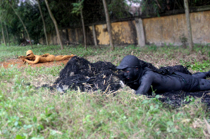 Các chiến sĩ Tiểu đoàn Đặc công 19, Bộ Tham mưu, Quân khu 2 thực hiện thành thục các kỹ chiến thuật. Ảnh: Đào Duy Tuấn.