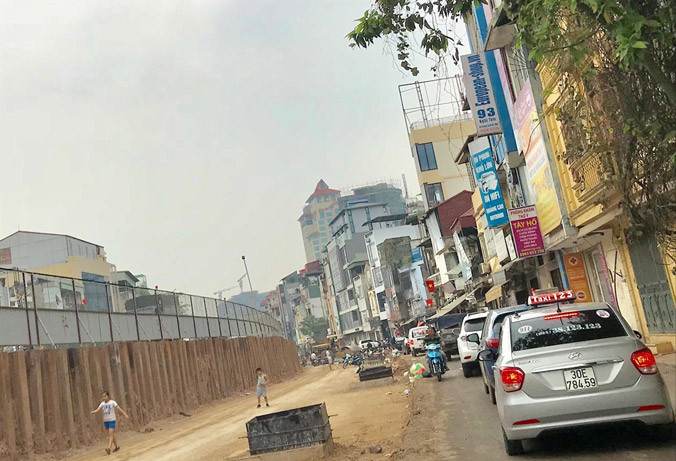 Đê Nghi Tàm thường xuyên tắc đường sau khi thi công hạ đê. Ảnh: Minh Tuấn.