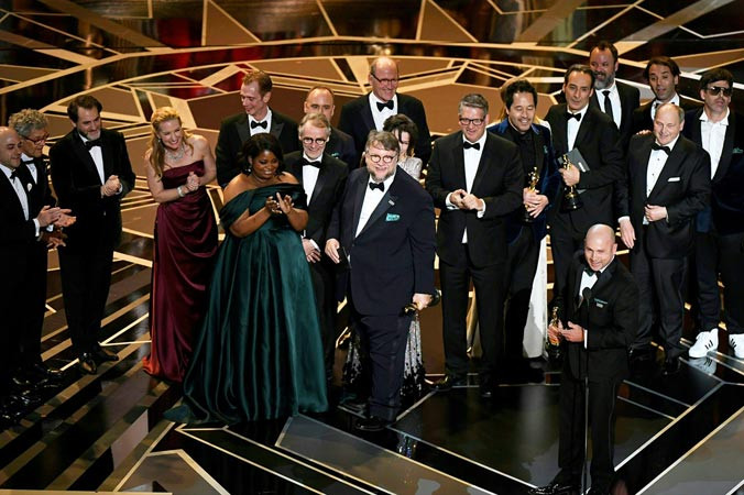 Đoàn phim “The shape of water” mừng chiến thắng đáng giá nhất.
