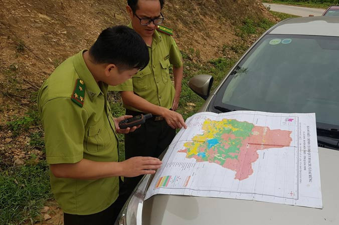Sau khi Tiền Phong phản ánh, phía hạt kiểm lâm Ðông Triều dùng máy định vị để xác định lại diện tích rừng phòng hộ bị tàn phá.