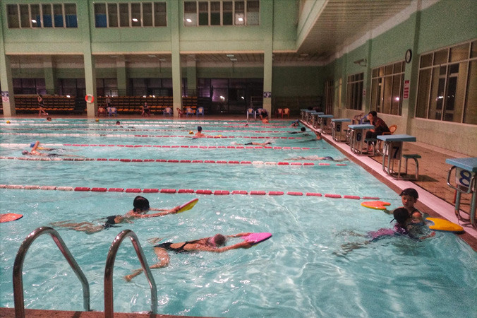 Bể bơi Trung tâm thể thao quận Ba Ðình hiện nay luôn nồng nặc mùi clo. Ảnh: Bảo An.