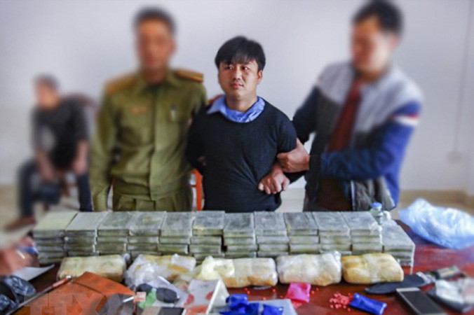 Đối tượng Giàng A Tú cùng tang vật bị bắt giữ trong chuyên án 028LV. Ảnh: NVCC.