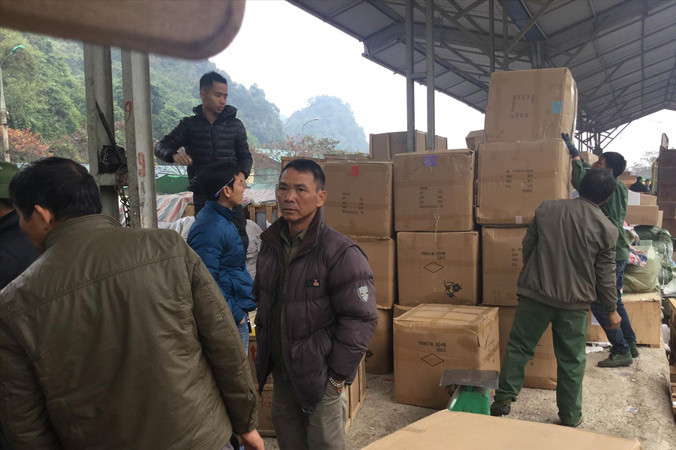 “Cửu vạn” bốc xếp hàng qua biên giới. Ảnh: Duy Chiến.