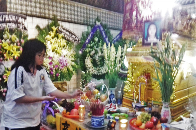 Bạn học tới thắp hương. Ảnh: Trần Nguyễn Anh.