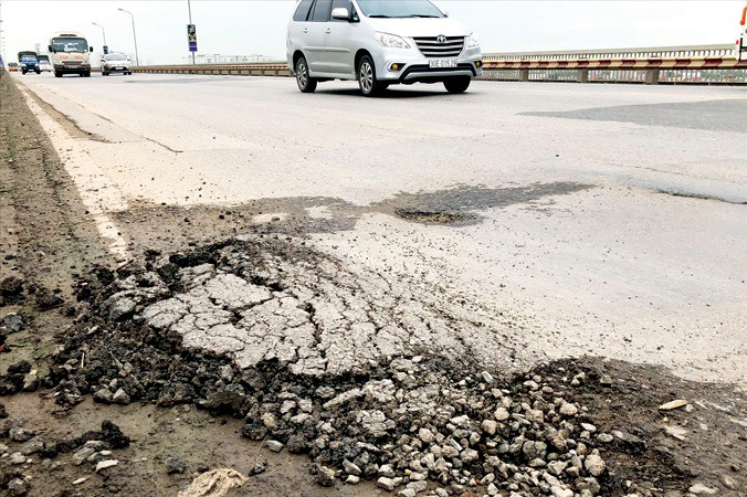 Hư hỏng mặt cầu Thăng Long được đơn vị quản lý “hứa” khắc phục trước 30/6.