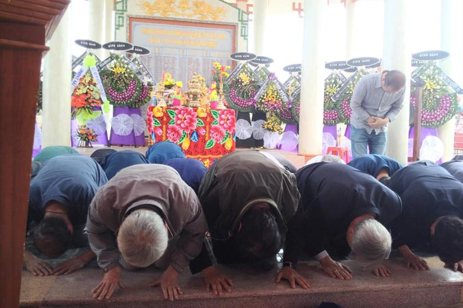 41 người Hàn Quốc quỳ gối, cúi rạp đầu tạ tội tại lễ tưởng niệm 50 năm thảm sát Hà M. Ảnh: Hoài Văn.