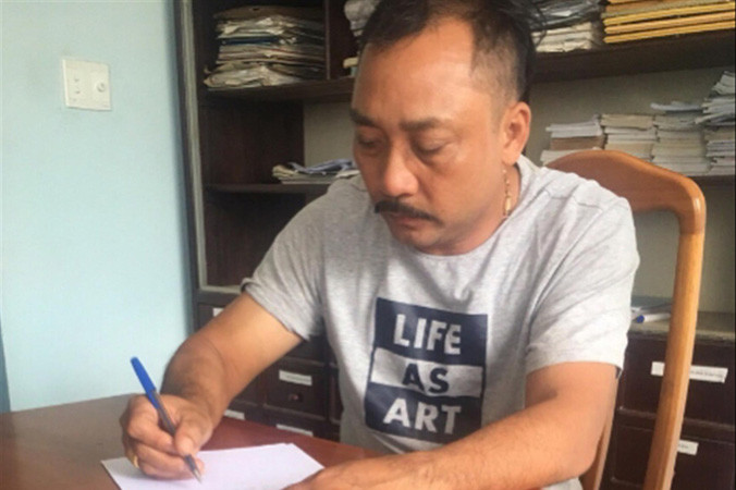 Phượng "râu" ghi lời khai tại cơ quan công an. Ảnh do công an cung cấp. 
