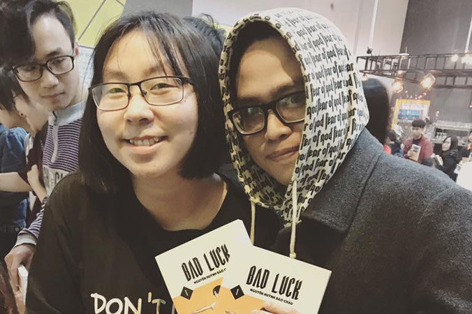 Tác giả Châu Chặt Chém, tóc ngắn, bên trái.