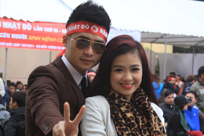 Dương Hoàng Yến và Vũ Hà Anh tại Chủ Nhật Đỏ 2014. Ảnh: Nguyễn Mạnh Hà.