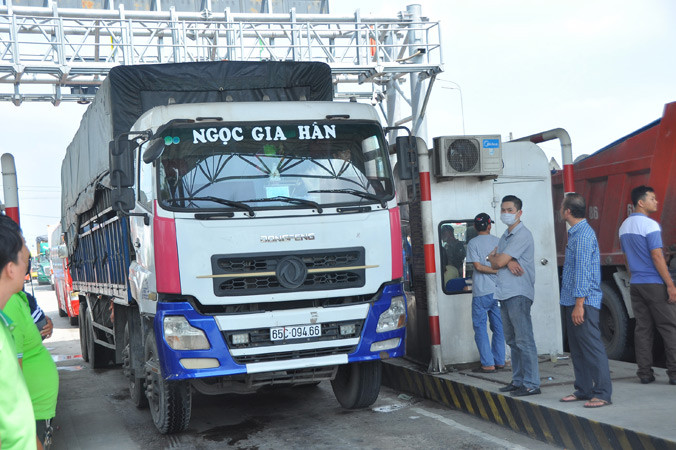Xe qua trạm BOT Cần Thơ - Phụng Hiệp. Ảnh: Hòa Hội.