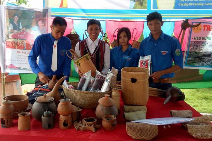 K’brooke (thứ 2 từ trái sang) bên những sản phẩm truyền thống của người K’ho. Ảnh: H.T