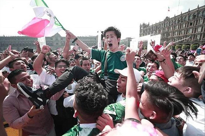 CĐV Mexico ăn mừng.