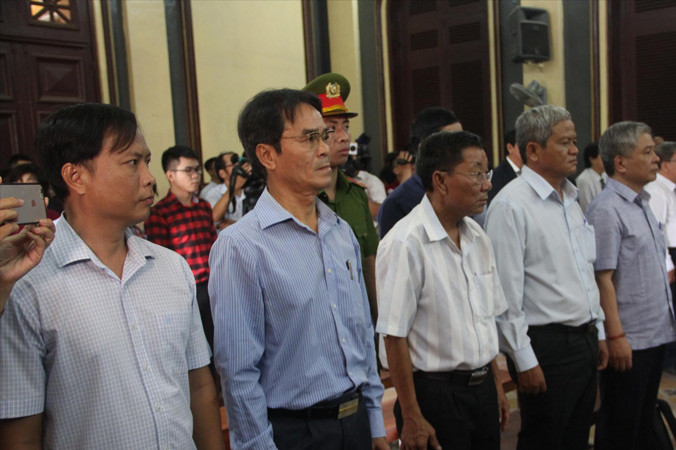 Các bị cáo tại tòa chiều 2/7.