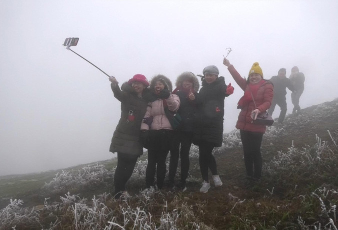 Băng tuyết thu hút du khách. Ảnh: Duy Chiến.