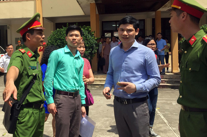 Bị cáo Hoàng Công Lương rời phiên tòa (thứ 2 từ trái qua). Ảnh: Nguyễn Hoàn.