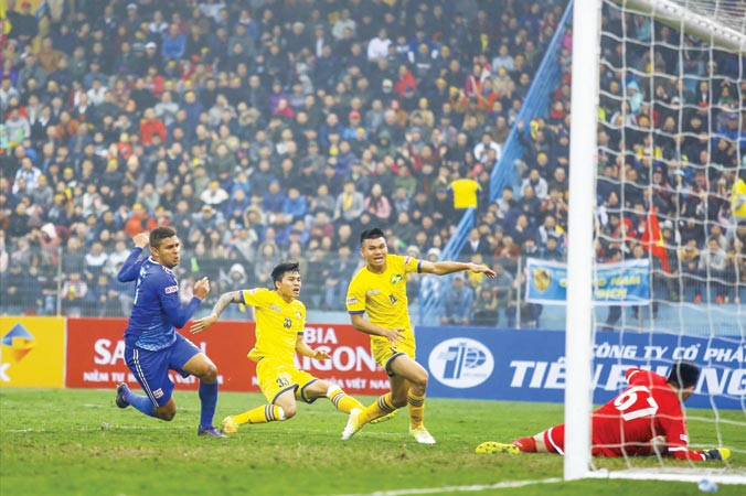 Nếu các trận đấu ở V-League thu hút được đông khán giả đến sân như trận Siêu cúp QG - Cúp THACO vừa qua, việc VPF có được nguồn thu từ bản quyền truyền hình hoàn toàn có thể thực hiện được. Ảnh: Như Ý.