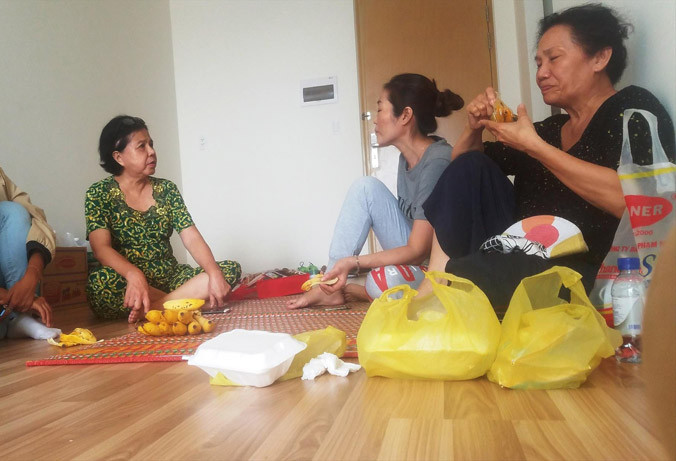 Mọi sinh hoạt của người dân đều dưới nền nhà ở nơi sống tạm