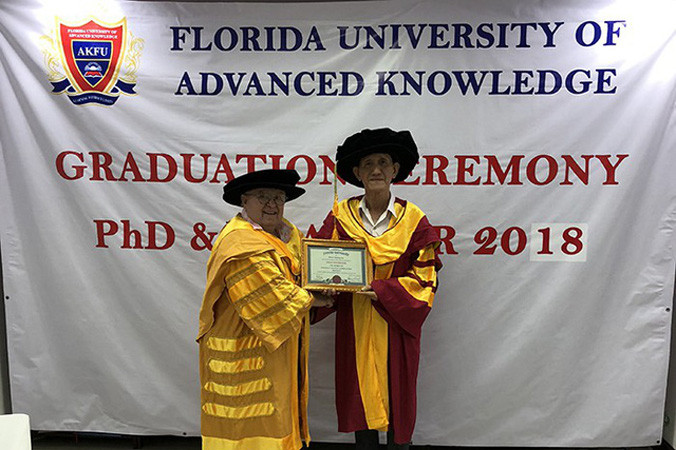 Ông Đoàn Văn Khanh được hiệu trưởng AKFU trực tiếp bay sang Việt Nam trao bằng tiến sĩ danh dự. Ảnh: VOV.vn 