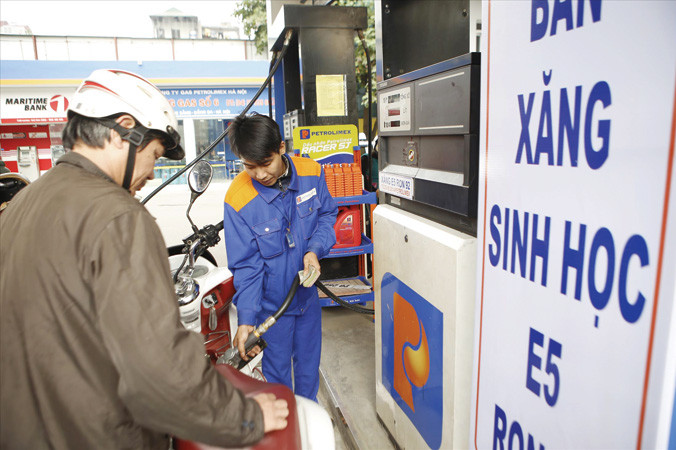 Đại diện Cục Cạnh tranh và Bảo vệ người tiêu dùng cho rằng, dù luật không cấm nhưng cũng không nên chỉ bán duy nhất xăng sinh học. Ảnh: Như Ý.