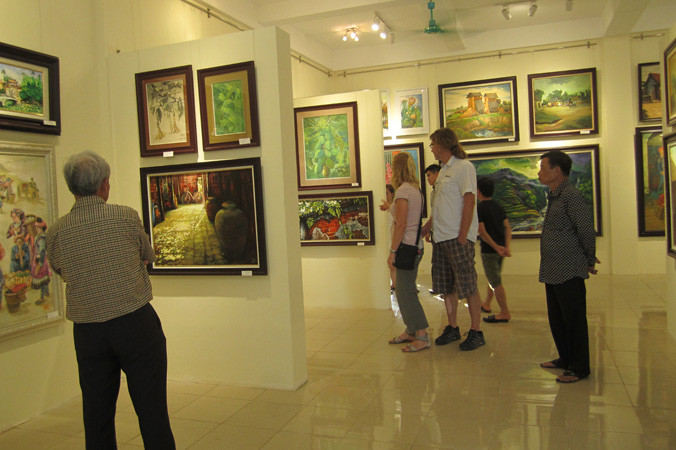 Có người đi theo tour, có người qua internet tự tìm đến bảo tàng tranh Cổ Đô thưởng lãm. Ảnh: Lan Hương.