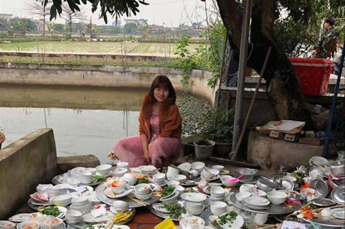 Quan đi lễ, Tấm ngồi rửa bát