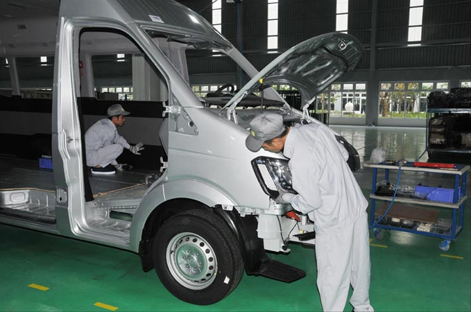 Một chiếc ô tô được lắp ráp từ hàng nghìn linh kiện khác nhau. Ảnh: Tuấn Nguyễn.