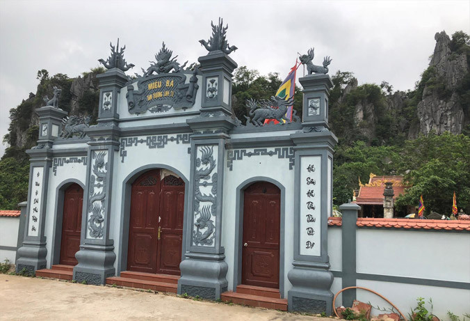 Cổng ngôi miếu hoành tráng, phía trên ghi “Miếu Bà Tam Thượng Linh Từ”.